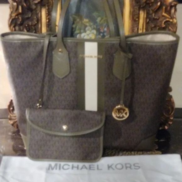 Michael Kors Large Eva Shoulder Tote Bag with wristlet Brown / Olive SOLD, SOLD, - Picture 2 of 16